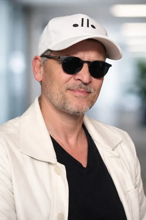 Portrait of Olivier Cordoleani, founder of YTY, wearing a cap with the .//. mark